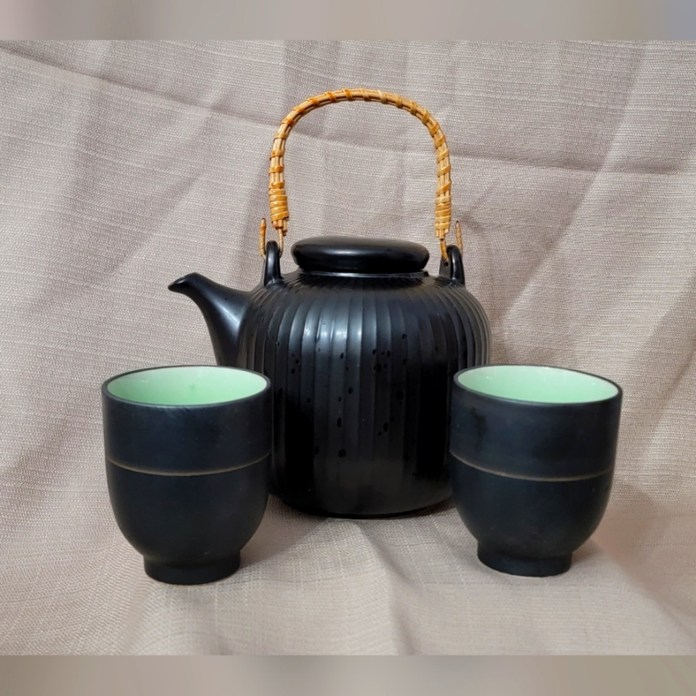 Landon Tea Pot pepper with 2 small cups.